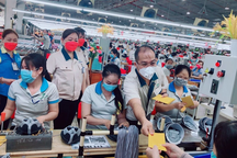 Nhọc nhằn công nhân lo Tết sớm…