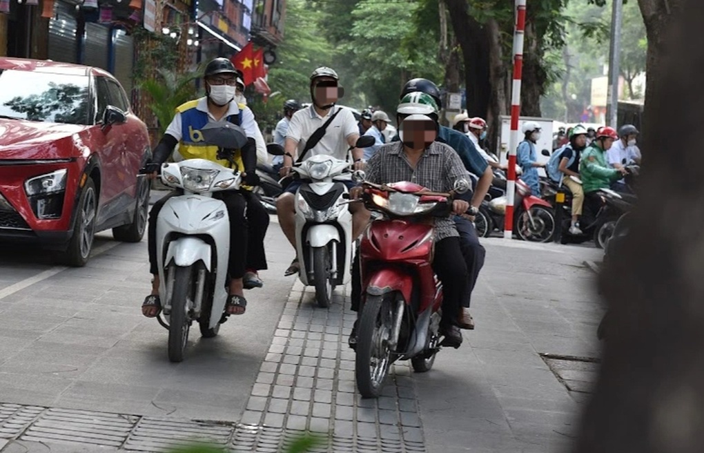 Đi xe máy dưới đường thì không chen nổi, leo vỉa hè thì lo camera AI tóm - 1 Đi xe máy dưới đường thì không chen nổi, leo vỉa hè thì lo camera AI tóm - 1