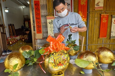 Thợ nghề "thổi hồn" vào dừa, bưởi dát vàng lóng lánh giáp Tết