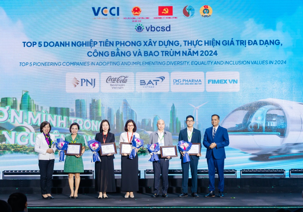 PNJ vào Top 10 doanh nghiệp bền vững trong lĩnh vực thương mại - dịch vụ - 3