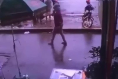 Clip xe khách tông vào chợ