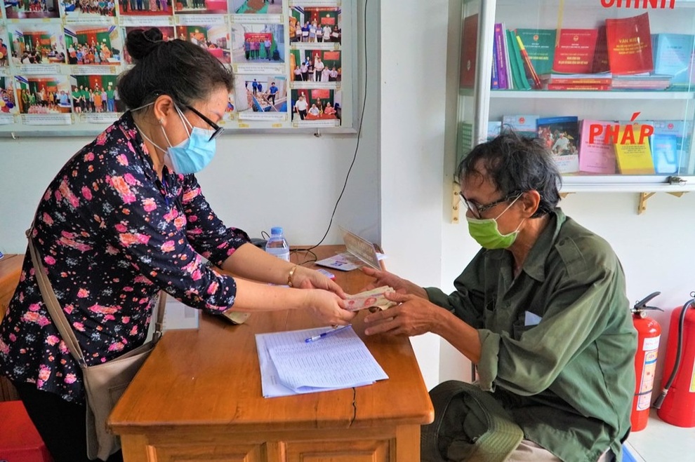 Người bán vé số dạo: Nhận tiền rồi mới thấy mình không bị bỏ rơi - 1 Người bán vé số dạo: Nhận tiền rồi mới thấy mình không bị bỏ rơi - 1