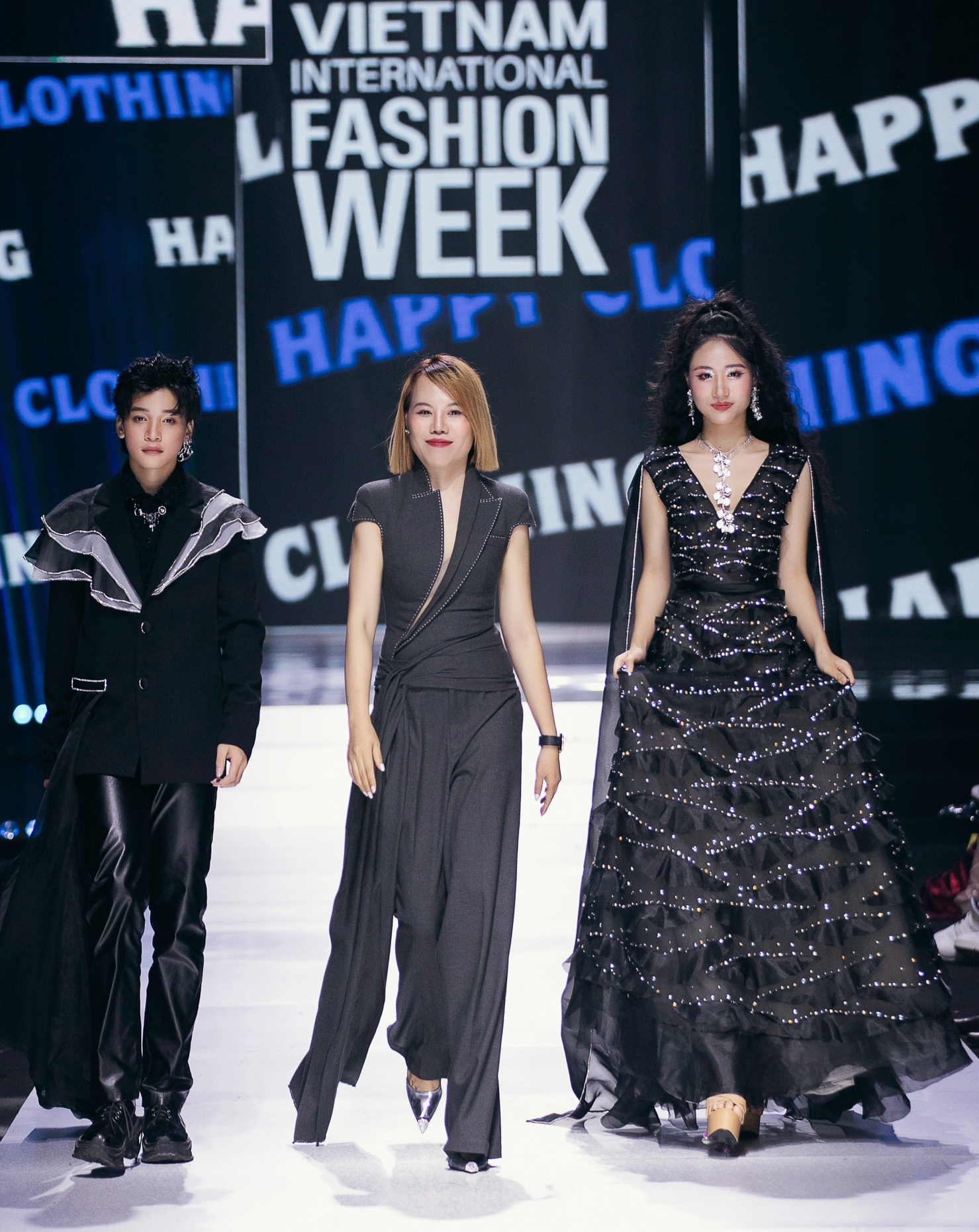 View - H'Hen Niê, Quỳnh Châu catwalk trong trang phục cảm hứng mây trời | Báo Dân trí