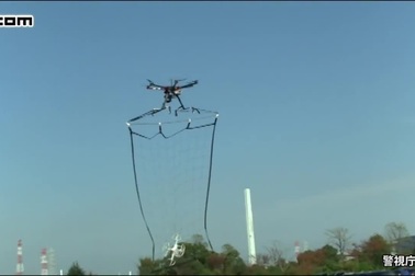 Khoảnh khắc cảnh sát Nhật Bản sử dụng drone để… bắt drone