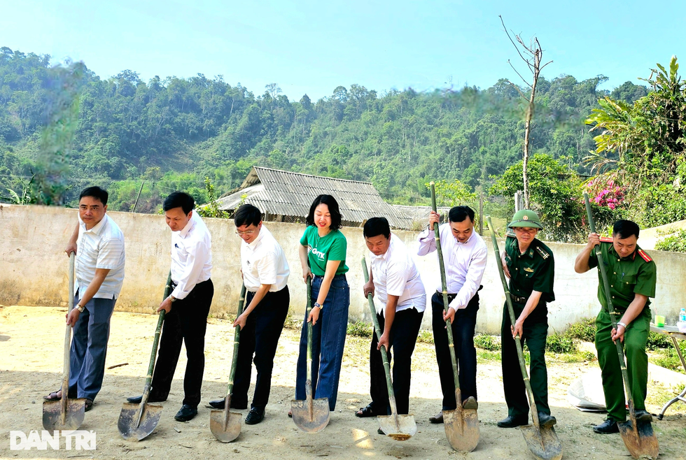 Khởi công công trình phòng học Dân trí ở bản nghèo khó bậc nhất Nghệ An - 9 Khởi công công trình phòng học Dân trí ở bản nghèo khó bậc nhất Nghệ An - 9