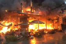 Hàng trăm người tham gia chữa cháy tại chợ Trung Môn ở Tuyên Quang