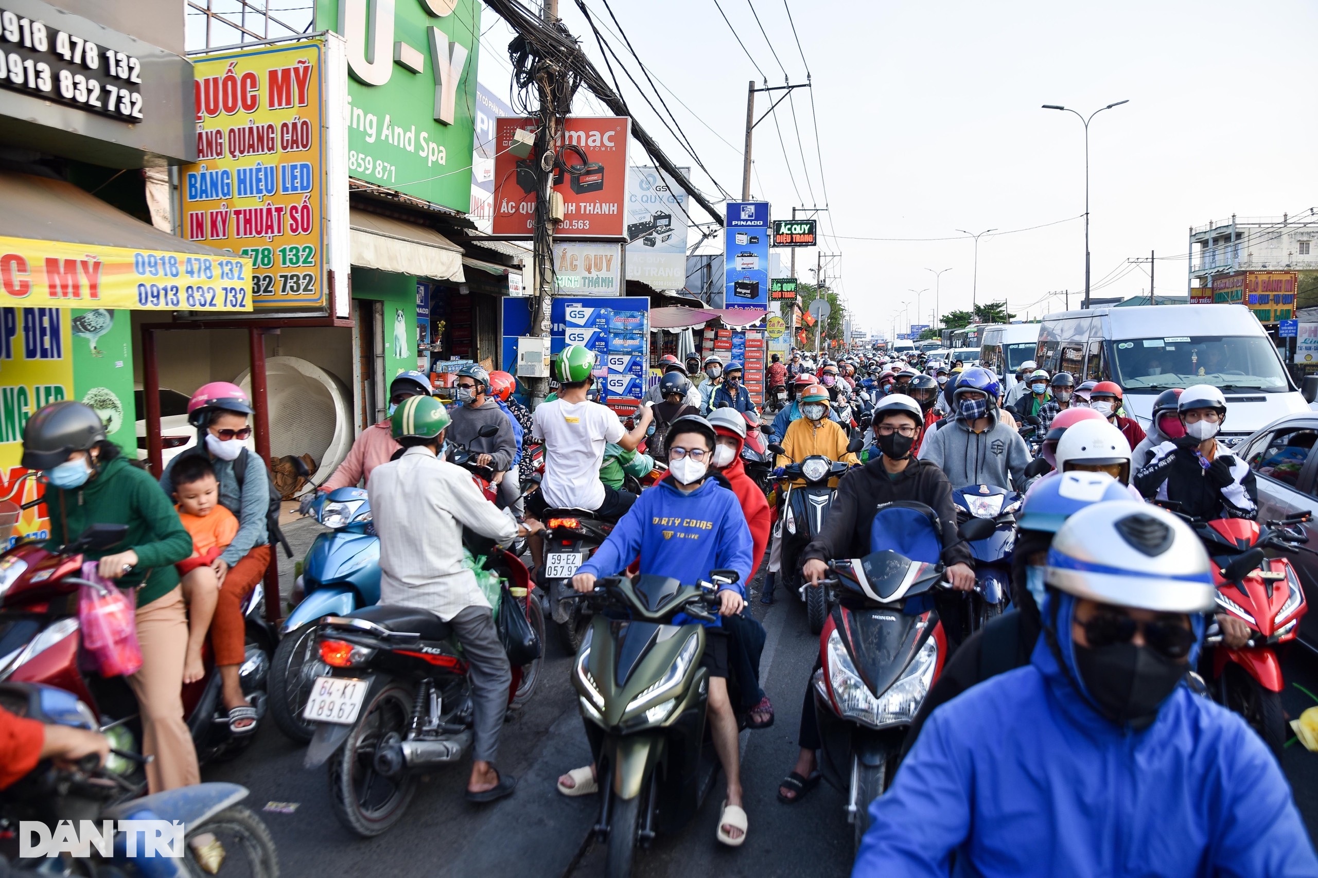 Người dân trở lại TPHCM sau kỳ nghỉ lễ, các cửa ngõ kẹt xe kéo dài - 3