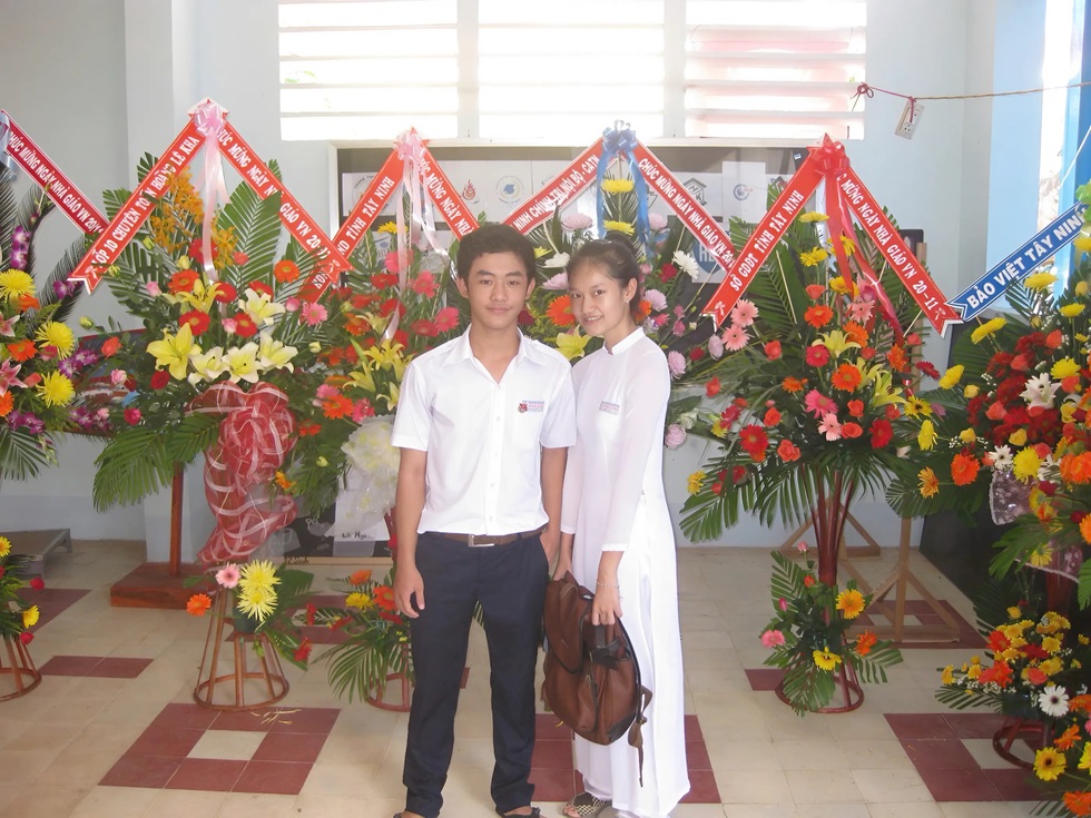 Chuyện tình 12 năm: Chú rể khóc khi cô dâu mặc đồng phục học sinh ở lễ cưới - 4