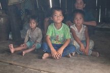 Xót thương bữa cơm "ve sầu thay thịt cá" của 3 anh em mồ côi cha mẹ