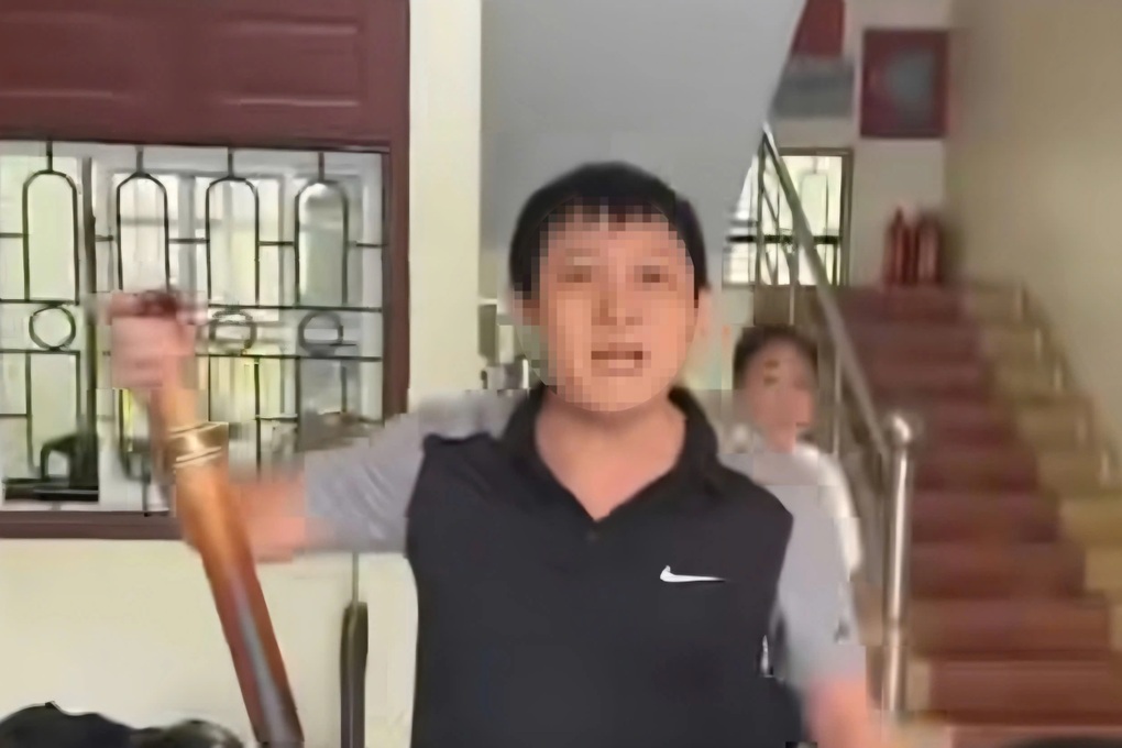 Xôn xao clip cán bộ đội thuế tay cầm điếu cày, xưng mày - tao với dân - 1 Xôn xao clip cán bộ đội thuế tay cầm điếu cày, xưng mày - tao với dân - 1