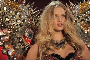 Rosie Huntington Whiteley trình diễn cho Victoria's Secret