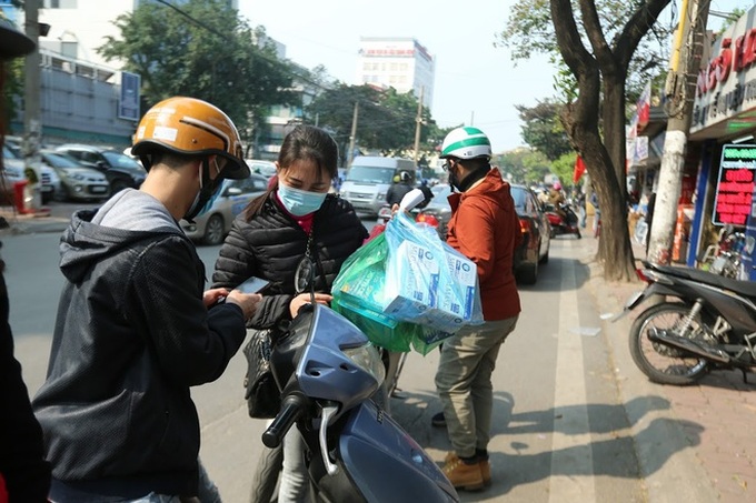 Chợ vật tư y tế Hà Nội đông nghẹt người, 20 phút khẩu trang phòng Corona lên giá một lần - Ảnh 7.