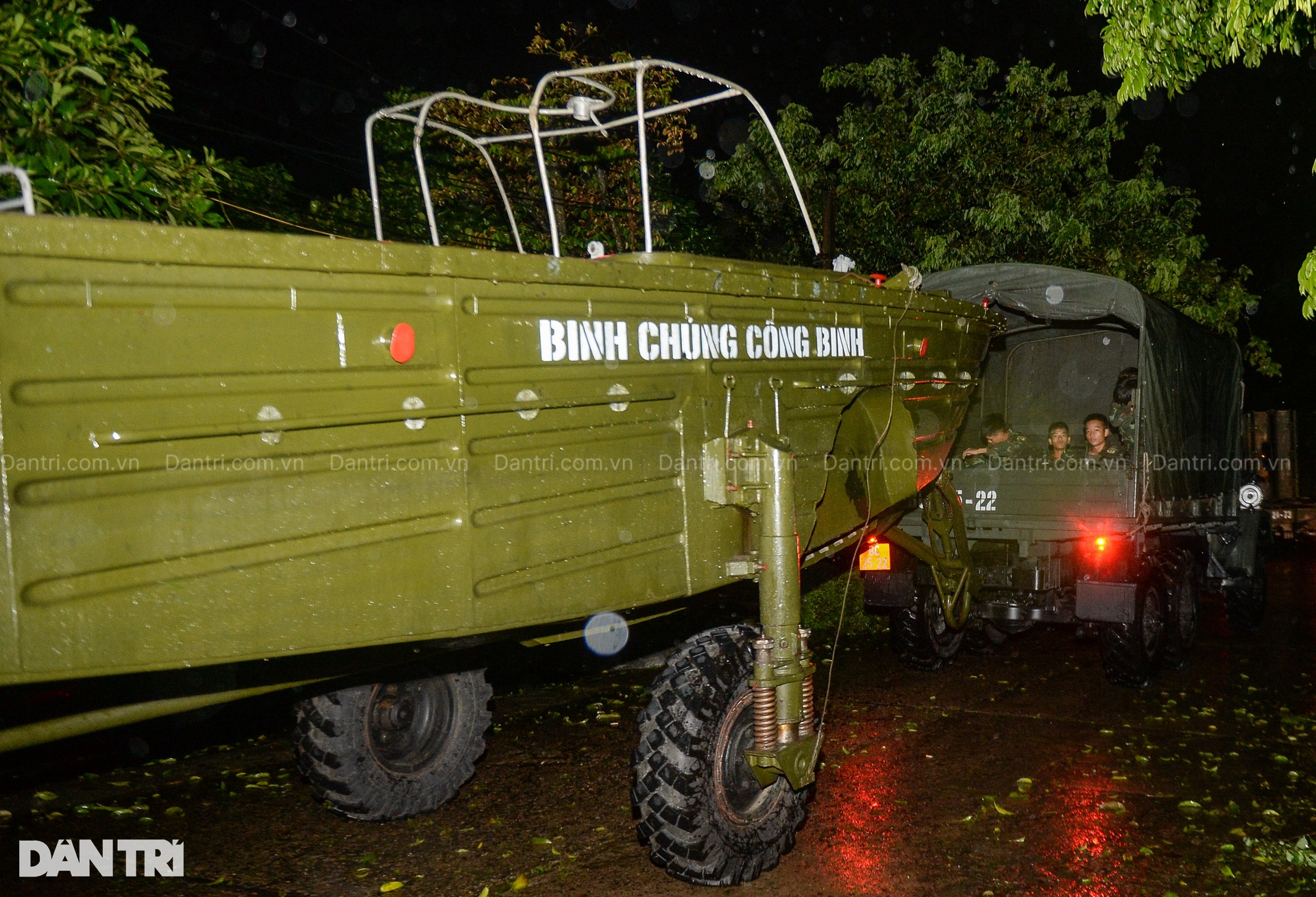 Đêm trắng lên phương án lắp cầu phao thay thế tạm thời cầu Phong Châu - 7 Đêm trắng lên phương án lắp cầu phao thay thế tạm thời cầu Phong Châu - 7