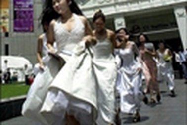 Kêu gọi bảo vệ các cô dâu ngoại quốc ở  Singapore