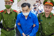 Cảnh sát dẫn giải cựu Chủ tịch tỉnh Bình Thuận Nguyễn Ngọc Hai đến tòa