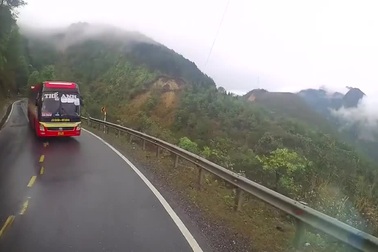 Kinh hoàng xe khách mất lái trên đường đèo, đối đầu xe tải chạy ngược chiều