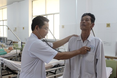 Đi chăm vợ bệnh, chồng bất ngờ đột quỵ