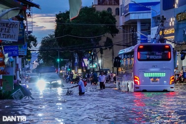 Vì sao có nhiều "lá chắn" nhưng trung tâm Cần Thơ vẫn ngập sâu?
