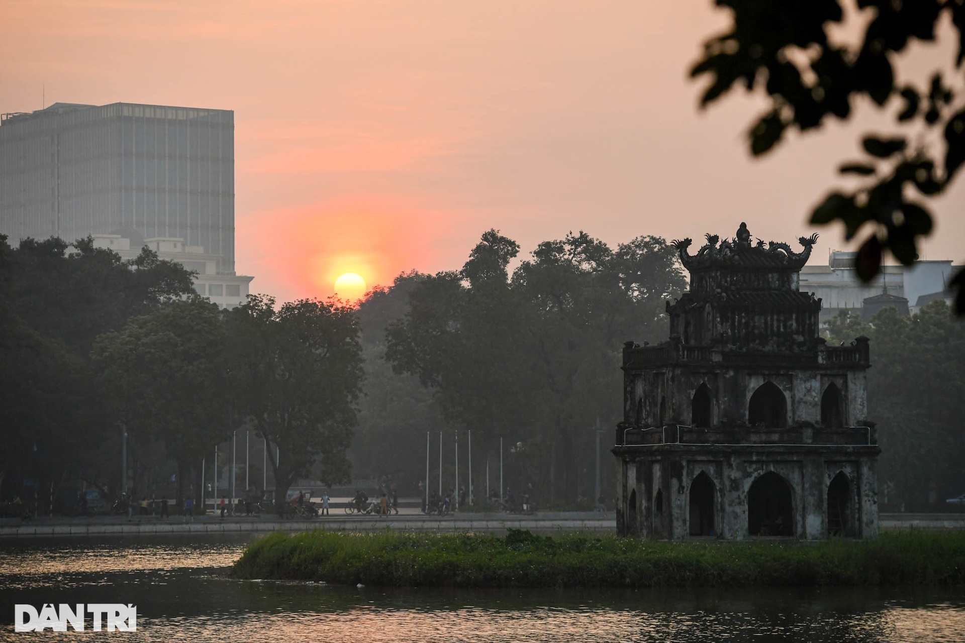 Trời Hà Nội mịt mù trong sáng sớm, cảnh báo đỏ về ô nhiễm không khí - 3 Trời Hà Nội mịt mù trong sáng sớm, cảnh báo đỏ về ô nhiễm không khí - 3