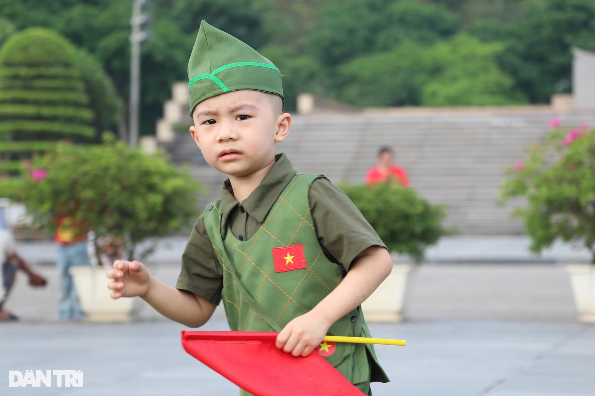 Người dân đổ về quảng trường Hồ Chí Minh lưu lại hình ảnh ngày lễ 30/4 - 10 Người dân đổ về quảng trường Hồ Chí Minh lưu lại hình ảnh ngày lễ 30/4 - 10