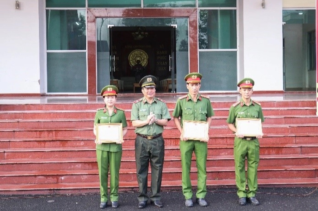 Nữ quái vào nhà uống nước rồi trộm nhiều nữ trang, vàng miếng của gia chủ - 2 Nữ quái vào nhà uống nước rồi trộm nhiều nữ trang, vàng miếng của gia chủ - 2