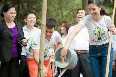 Hoa hậu Ngọc Hân trồng cây tại Ngã ba Đồng Lộc