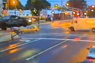 Tai nạn kinh hoàng do ôtô vượt đèn đỏ