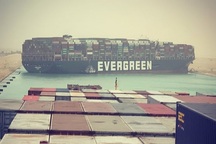 Kênh đào Suez kẹt cứng vì siêu tàu hàng nằm chềnh ềnh giữa đường