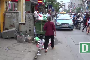 Hà Nội: Bốt điện nguy hiểm “hiên ngang” chiếm chỗ vỉa hè