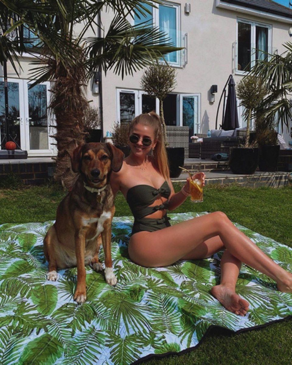 Vị hôn thê của thủ thành Arsenal diện bikini khoe dáng hút hồn - 1 Vị hôn thê của thủ thành Arsenal diện bikini khoe dáng hút hồn - 1