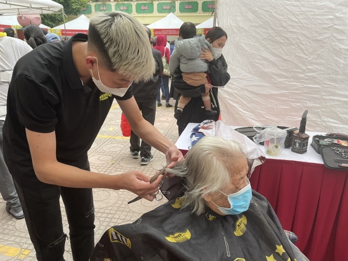 Cắt tóc miễn phí cho người bệnh tại Bệnh viện Châm cứu Trung ương.
