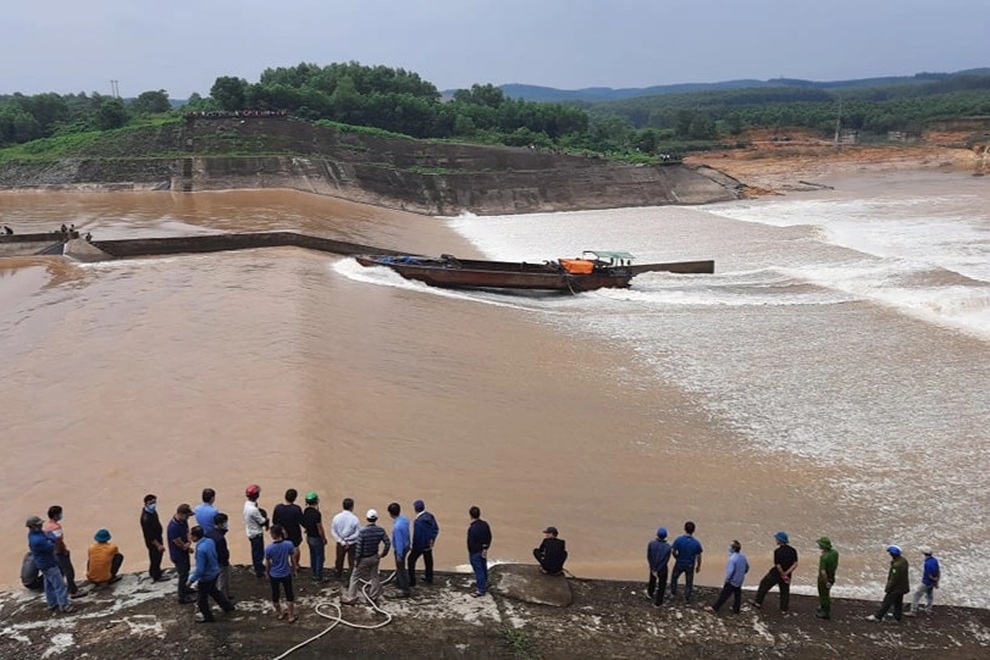 Giải cứu thành công Phó Giám đốc Sở và 6 người mắc kẹt, một người mất tích - 9 Giải cứu thành công Phó Giám đốc Sở và 6 người mắc kẹt, một người mất tích - 9