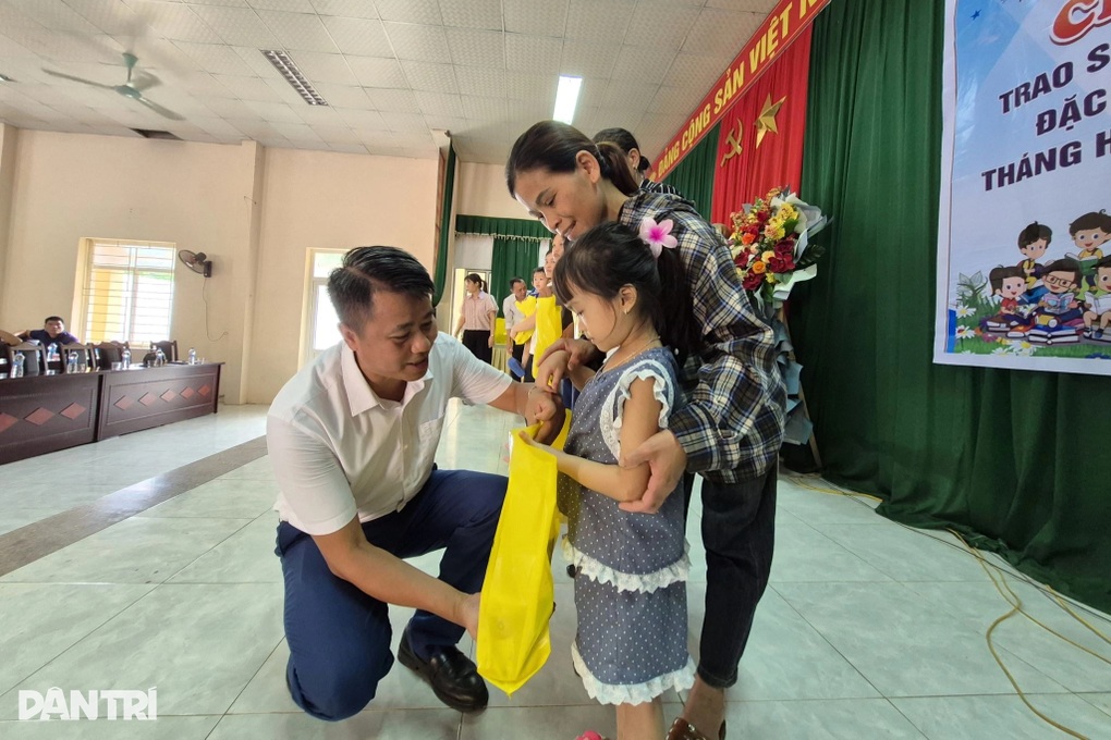 Hàng trăm hộp sữa được trao tặng đến trẻ em vùng cao xứ Thanh - 1 Hàng trăm hộp sữa được trao tặng đến trẻ em vùng cao xứ Thanh - 1
