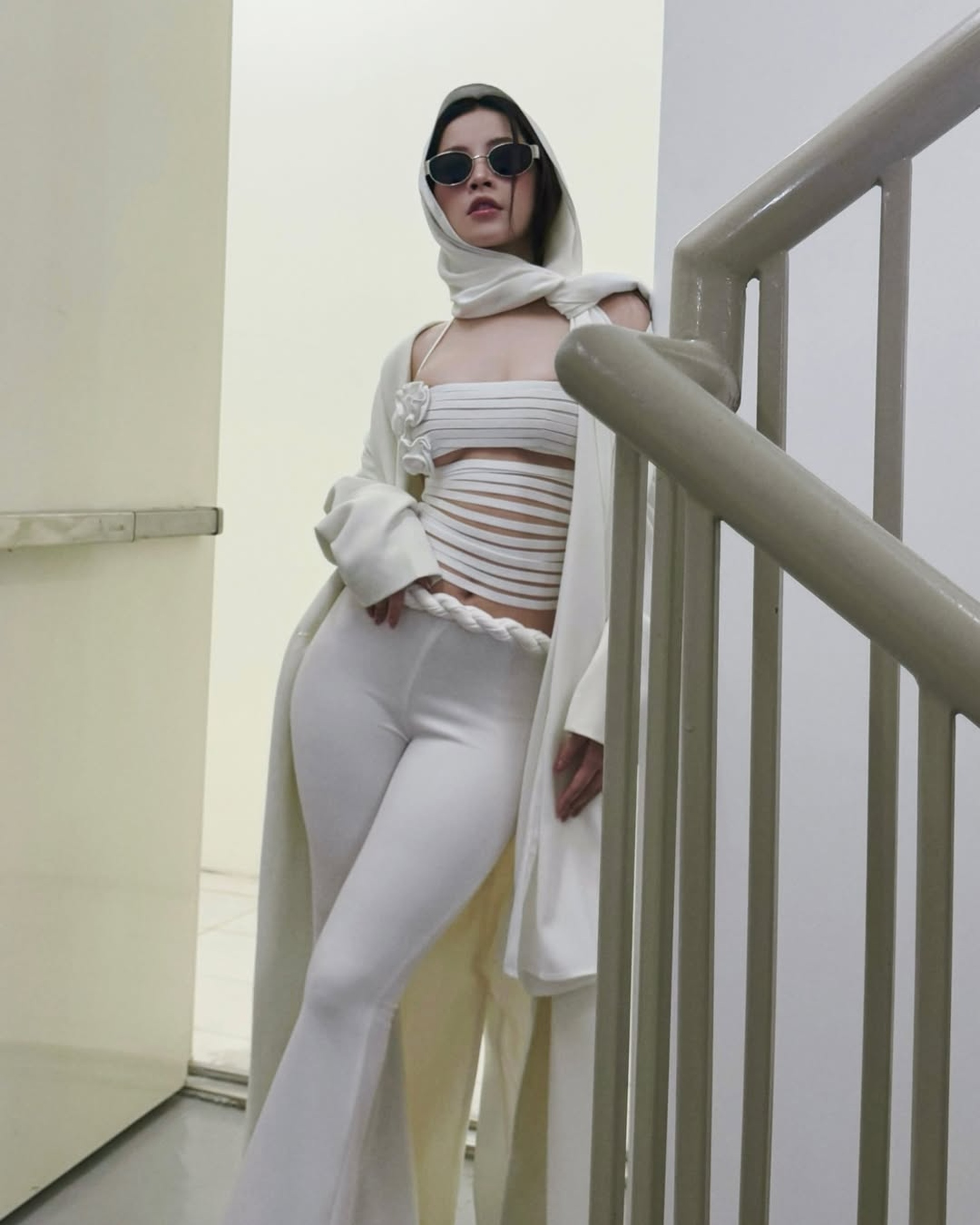 Chi Pu ngày càng chuộng những bộ váy áo xuyên thấu, cắt xẻ táo bạo - 2 Chi Pu ngày càng chuộng những bộ váy áo xuyên thấu, cắt xẻ táo bạo - 2