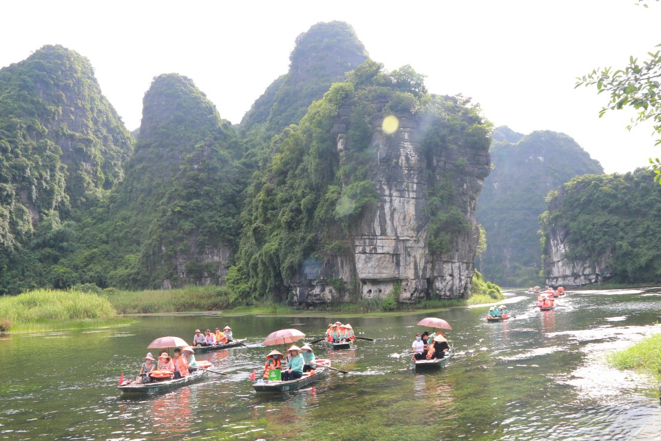 Di sản Tràng An “trong xanh mát lành” giữa trời thu làm say lòng du khách - 6 Di sản Tràng An “trong xanh mát lành” giữa trời thu làm say lòng du khách - 6