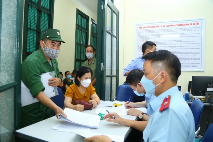 Cán bộ Thanh tra Bộ tiếp nhận đơn kiến nghị của công dân trong buổi tiếp