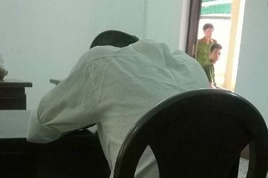 Phiên ly hôn đặc biệt khi người chồng bị còng chân giải đến tòa