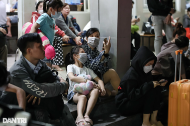 Cuộc chiến mua vé xe Tết: Xếp hàng xuyên đêm, gọi hàng chục cuộc vẫn hết vé