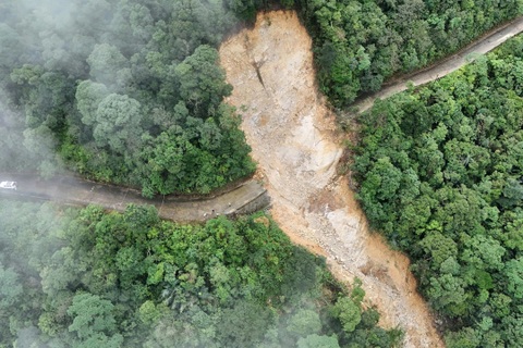 Đường lên đỉnh Bạch Mã sạt lở nghiêm trọng sau mưa kỷ lục, cáp ngầm bị đứt