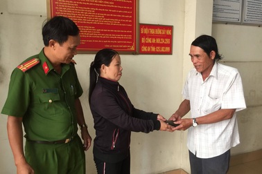 Người phụ nữ bán vé số trả lại chiếc ví chứa tiền, vàng cho người đánh rơi