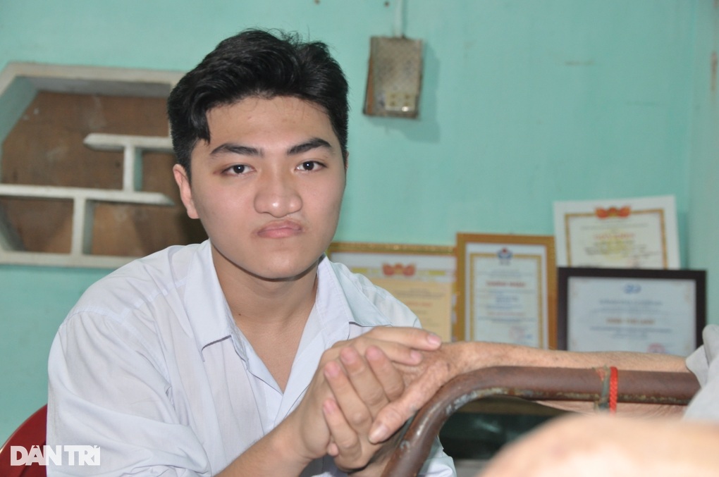 Cậu học trò đội tuyển quốc gia môn Lịch sử mơ ước được đi phẫu thuật - 4 Cậu học trò đội tuyển quốc gia môn Lịch sử mơ ước được đi phẫu thuật - 4