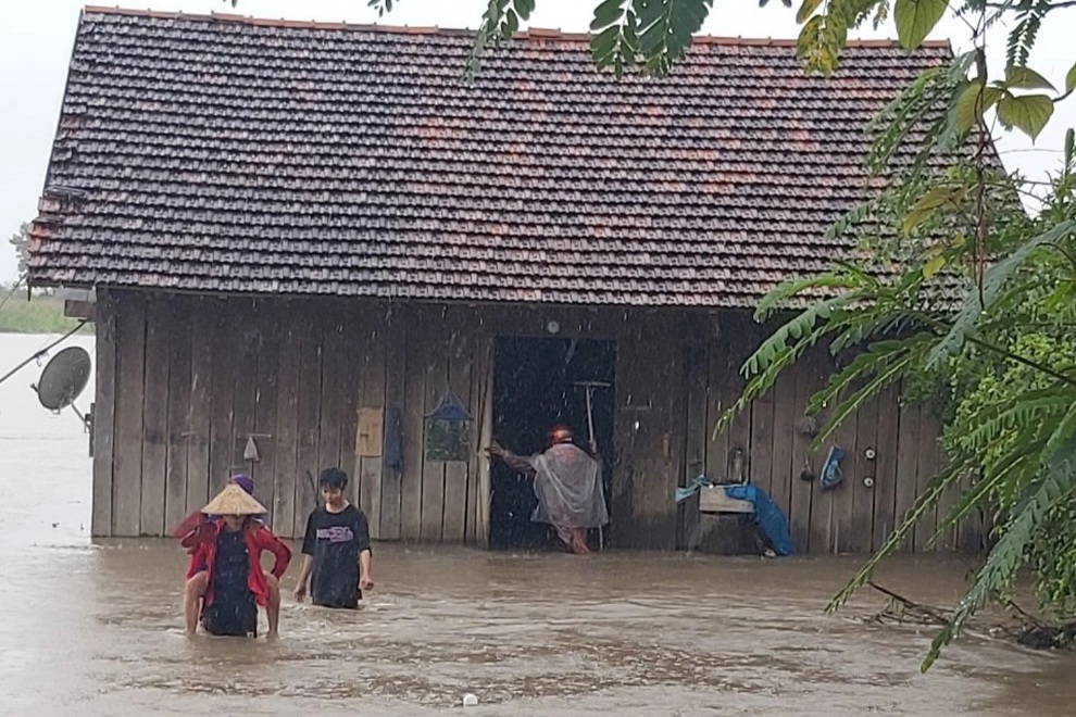 Hàng chục hộ dân chìm trong biển nước phải khẩn trương sơ tán - 2 Hàng chục hộ dân chìm trong biển nước phải khẩn trương sơ tán - 2