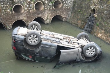 Hà Nội: Xe Audi Q7 “phơi bụng” dưới mương