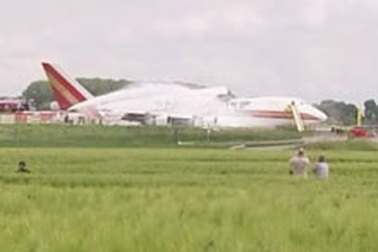 Máy bay Boeing 747 bị gãy đôi trước khi cất cánh 