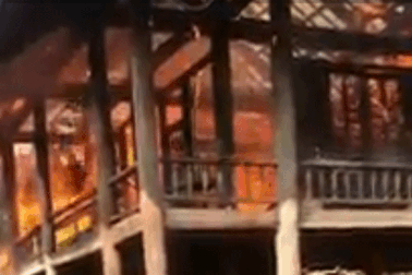 Đốt lửa sưởi ấm cho trâu, cháy luôn cả nhà sàn