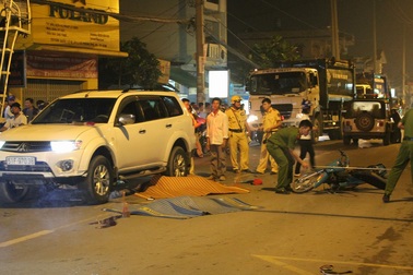 Hai thiếu niên đi xe máy tông ô tô, tử vong tại chỗ