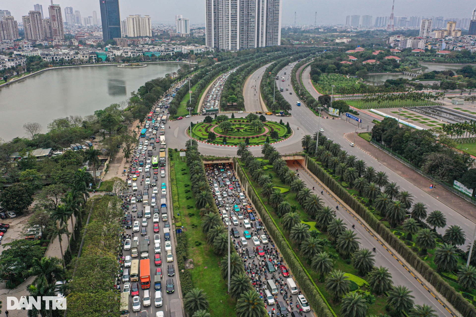Hà Nội: Giao thông hỗn loạn, kẹt gần 5km trên đại lộ Thăng Long - 2 Hà Nội: Giao thông hỗn loạn, kẹt gần 5km trên đại lộ Thăng Long - 2