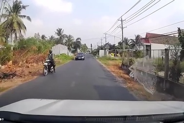 Tài xế giật mình phanh gấp khi em bé bất ngờ chạy băng ra đường