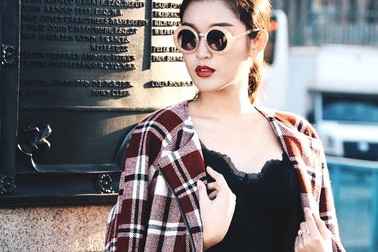 Á hậu Huyền My sành điệu dạo phố ở London