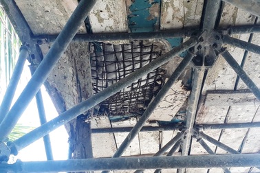 Tính mạng hàng trăm học sinh và người dân "đung đưa" theo cây cầu